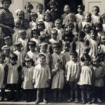 Deca ispred obdaništa i u dvorištu 1956. Godine