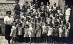 Deca ispred obdaništa i u dvorištu 1956. Godine