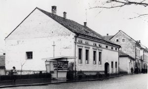 Na mestu današnjeg ulaza na Zeleni pijac bila je užička pošta a kasnije komunalno preduzeće