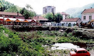Na mestu gde je bila kafana "Pariz", duže vreme sve dok nije izgradjen Tržni centar "Pariz", je postojala povelika blatnjava rupa