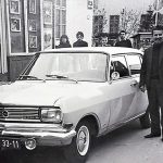 Vozač Zdravko Vučičević pored Opele Rekorda B ispred fotografske radnje Ilije Lazića na Donjoj čaršiji