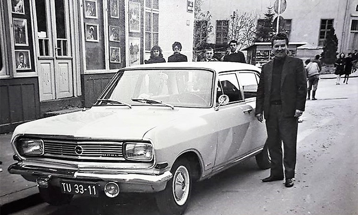 Vozač Zdravko Vučičević pored Opele Rekorda B ispred fotografske radnje Ilije Lazića na Donjoj čaršiji