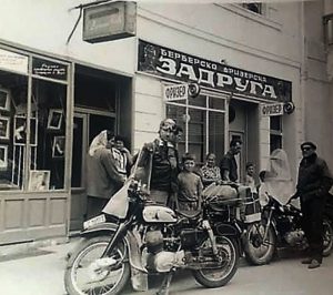 Duse, otac strasni motorista i sin ispred Dulanovića foto radnje