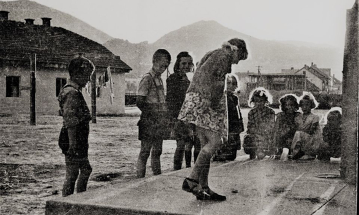 Deca iz pedesetih igraju na "Lipi" školice (foto Vlajko Kovačbvić)