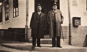 Neđo Radović vlasnik kafane "Top" ispred kafane sa prijateljem AS gazdom Perom Konstantinovićem