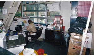 Administracija i marketing sa brojnim diplomama i pohvalnicama na zidu