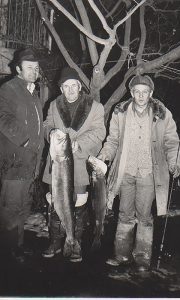 Ribolovac Zvonko Malnar u ekipi sa Radojem Ristanovićem i berberinom Peleom u ribolovačkoj priči.