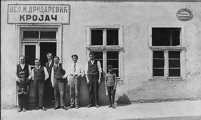 Veljo Drndarević ,prvi sa leve strane , sa svojim pomoćnicima koji su nosili jednobrazne prsluke i kravate.