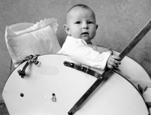 Predratna luksuzna tapacirana dečija kolica snimljena u Užicu 1946. godine