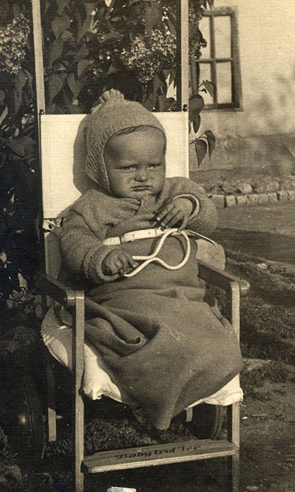 Predratna luksuzna tapacirana dečija kolica snimljena u Užicu 1946. godine