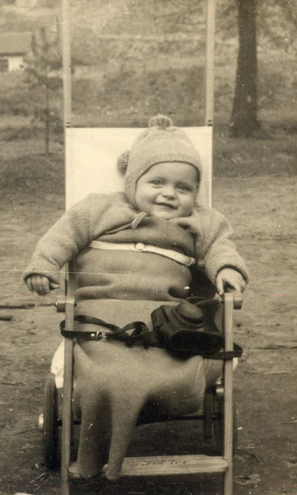 Predratna luksuzna tapacirana dečija kolica snimljena u Užicu 1946. godine