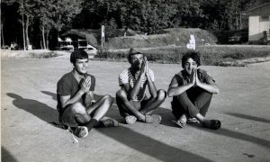 . Račana u sredini sa drugarima na ORA Jadranska magistrala šegače se, mole da ne padne kiša