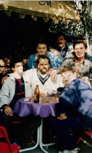 . Društvo u bašti Kafea M