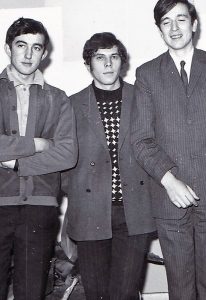 Zoran Ćira (žmuri) sa drugarima na igranci u Domu JNA