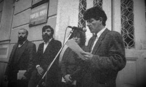 Sociolog Boban Gavrilović na prvim posleratnim protestima ispred užičke opštine