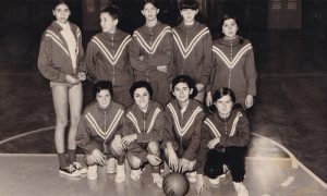 Mirjana na samom početku košarkaške karijere u KK. "Sevojno" stoji prva s leva