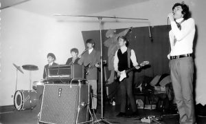 VIS Vihori svira igranku u donjoj sali Ferijalnog sleva: Bubnjar Cole Marsilija, basista Mendo, solo gitarista Ricko, Ritam gitara Švrćo i pevač Đoko