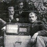 S leva Marinko Vračarević, Marinko Pjević, Mića Rogić i Miloje Dogandžić slušaju Radio London na Tari 1943. godine