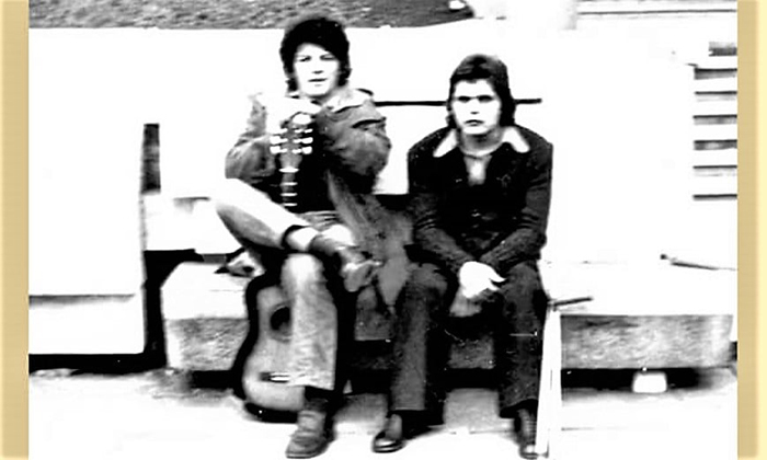 Bas i Kovač na kamenoj klupi na Trgu krajem hladnjikavog kišnog leta 1971. godine