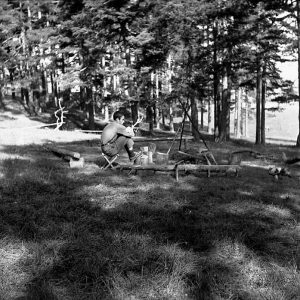 Dežurni pripema logorsku vatru u izviđačkom kampu na Vodicama