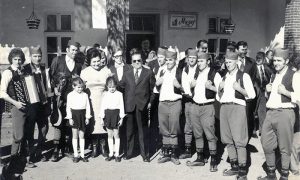 Kad god je Tito dolazio u Užice i na Zlatibor pitao bi za protu Miša. I kad je bio u Čajetini, u kafani "Muzej", pitao je spikera Dula s Radija T. Užice za protu