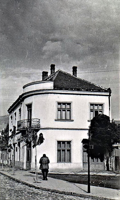Posle Drugog svetskog rata biblioteka je bila u Sokolani