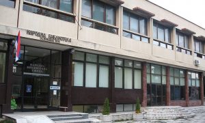 Kada je napravljen Trg partizana Narodna biblioteka je preseljena u zgradu Društvenog doma. U toj zgradi se i danas nalazi