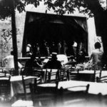 Kafane i kafanske kao “Grbiča arena” bašte u vremenu između dva sv. rata Užicu su bile neodvojive od putujućih pozorišta I bioskopa