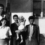 S desna: Sreten, Milena – Pinja, majka Dada s Pinjinom ćerkom Vesnom i Krcun 1950. Godine