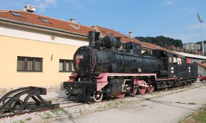 Ćira danas ispred Ćirinog muzeja i kafane "Ćira"-