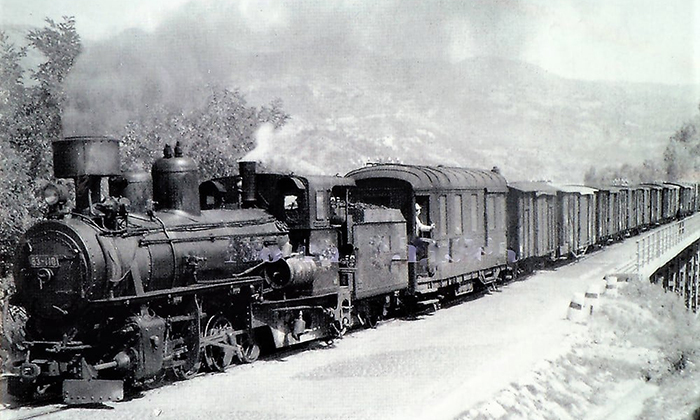 Teretni voz "Ćira" sa poštanskim vagonom i lokomotivom "mađaricom"