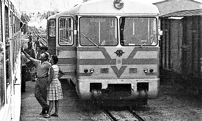 Teretni voz "Ćira" sa poštanskim vagonom i lokomotivom "mađaricom"
