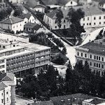 Parčić, Dograđeni hotel Palas, na uglu tek izgrađena zgrada Investiciono-komercijalna banka Titovo Užice, do 1970. Jedina banke u Užičkom srezu