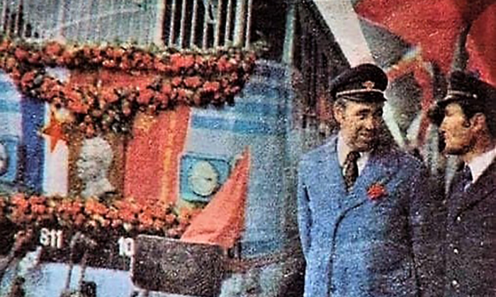 Levo Slavoljub Potić ispred elektro mašine svečanog voza predhodnice Plavog voza