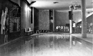 Napolju nevreme. Dok voda puni podijum za igru u Omladinskom klubu rok grupa vežba na bini