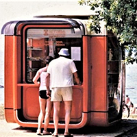 Čuveni crveni užički kiosk, Sava Kokice simbol jednog vremena, u Muzeju moderne umetnosti u Njujorku.