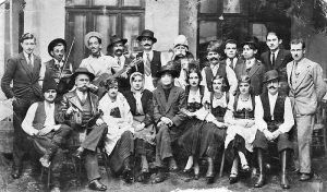 Posle pozorišne predstave " Seoska lola" 1932. godine , pozorišni ansambl sa Čika Lalom u sredini