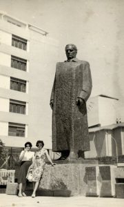Večina Užičana i turista je se slikala pored Titovog spomenika na trgu