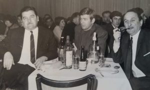 Boemsko uživanje u "Parizu" s desna: Strunja, Zoki i novinar Boco Marijanović (fotografija od Miodrag Drobnjakovič)