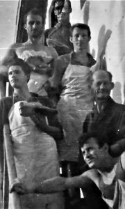 . Zoran Ramić sa cipelom u ruci u kosjerićkoj "Zanatliji" 1960. godine