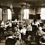 Učionica, đačići i lampa plafonjerka na gas 1906. godine u Prvoj osnovnoj školi