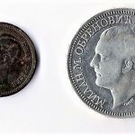 Prvi srebrni novčići iskovani su 1875. godine i na aversu – prednjoj strani novčića – imali su lik kneza Milana Obrenovića