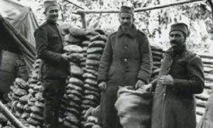 Vojnik Vitomir Kovačević pekar deli sledovanje - tain